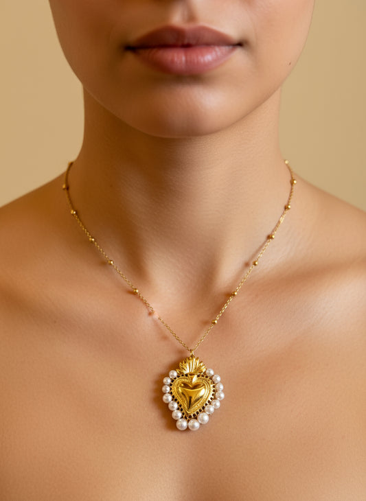 Collana “Cuore Sacro & Perle Bianche”