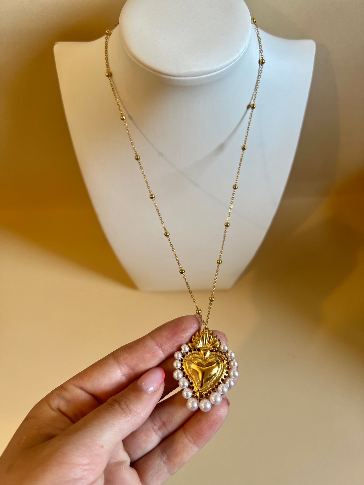 Collana “Cuore Sacro & Perle Bianche”
