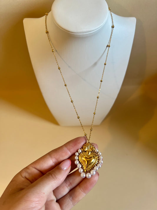 Collana “Cuore Sacro & Perle Bianche”