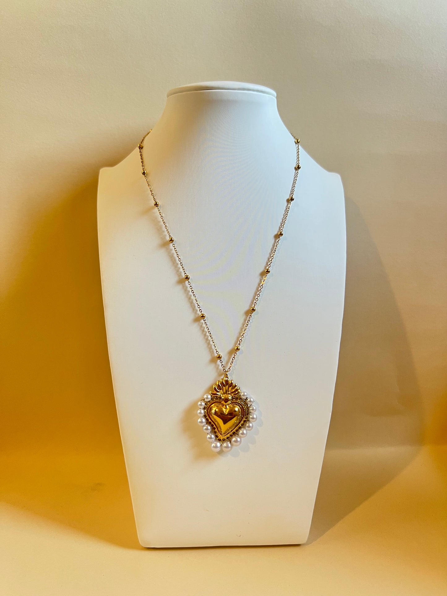 Collana “Cuore Sacro & Perle Bianche”